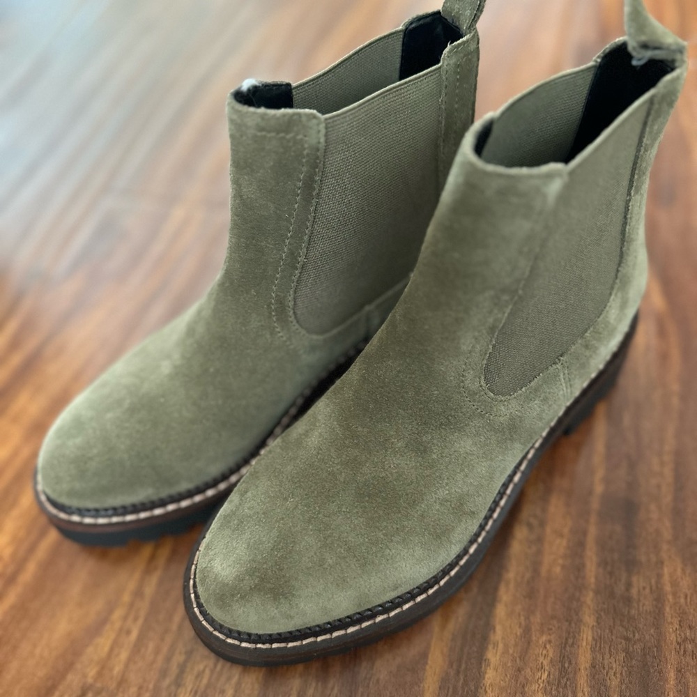 New Caslon Chelsea boots in Olive Green Suede